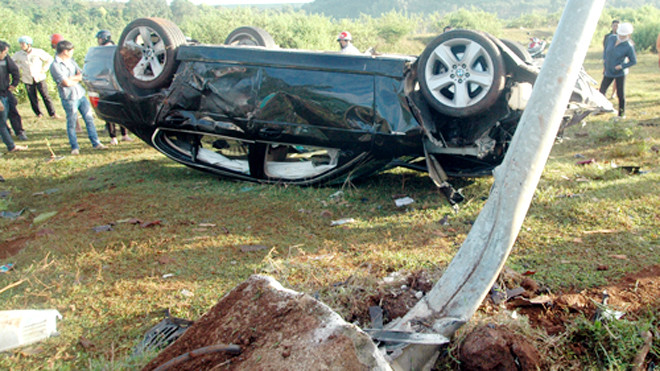 Hiện trường vụ tai nạn thảm khốc khiến 2 người chết, 8 người bị thương. Ảnh:Xuân Mai