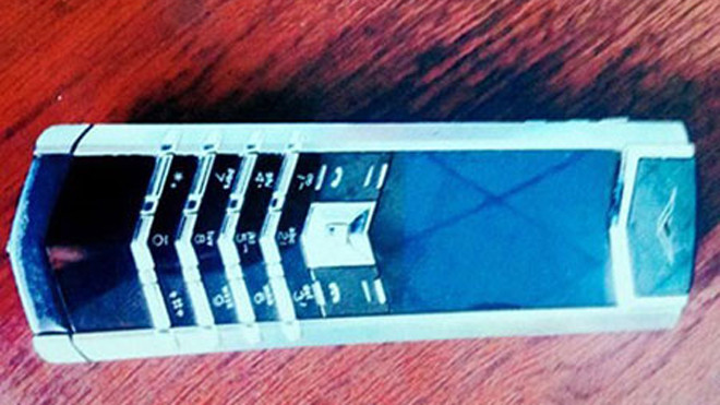 Chiếc điện thoại Vertu có giá 5.000 USD ở thời điểm nạn nhân mua bị hai tên cướp giật