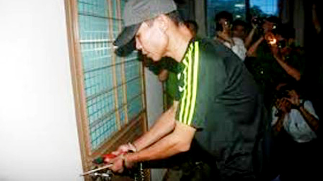 Vũ Mạnh Hùng đang thực nghiệm lại hành vi đột nhập công sở trộm cắp.