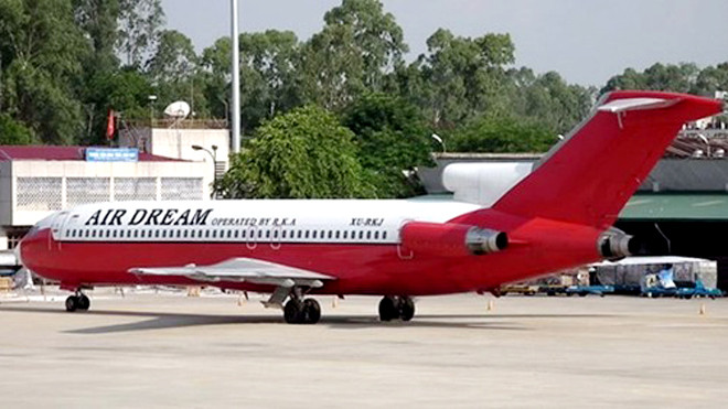 Chiếc máy bay Boeing 727-223 dầm mưa dãi nắng 7 năm qua tại sân bay Nội Bài. Ảnh: VEF