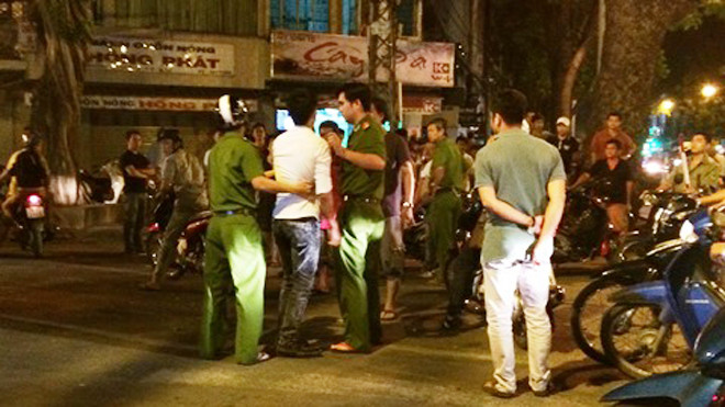 Lực lượng công an buộc phải dùng biện pháp 'cứng' để áp giải các đối tượng về trụ sở làm việc. Ảnh: Phan Cường