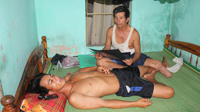 Anh Cương nằm điều trị tại nhà một thời gian dài sau khi nhập viện vì bị 3 công an đánh vô cớ