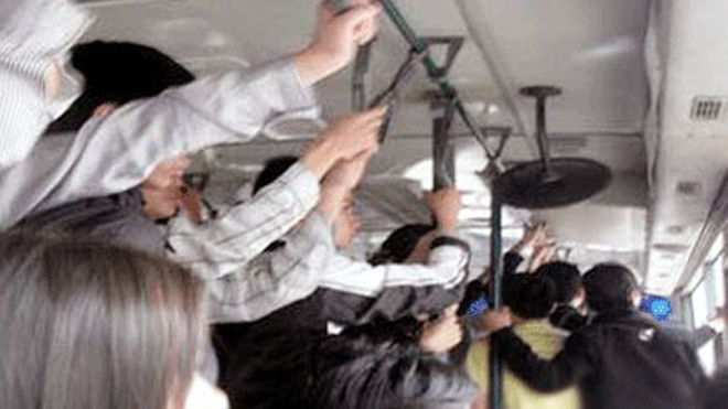 Cơ quan chức năng Hà Nội sẽ vào cuộc điều tra nạn quấy rối tình dục trên các phương tiện công cộng