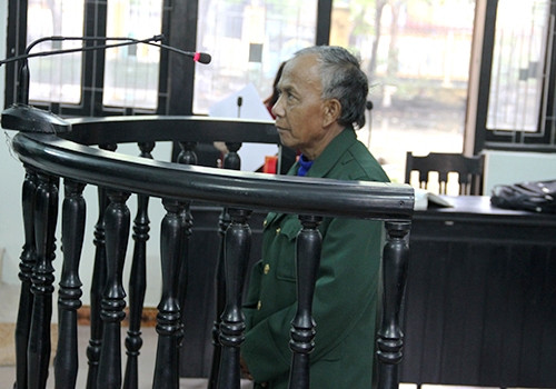 Tại phiên tòa cụ ông thừa nhận hành vi của mình là trái pháp luật. Ảnh: Đắc Đức