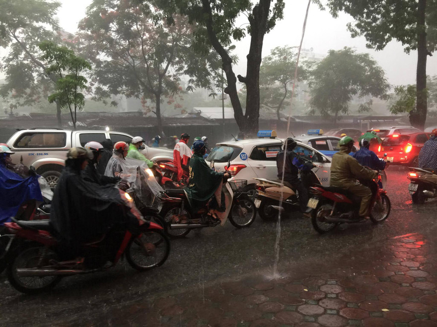 Mưa như trút nước ở đường Láng (Hà Nội) sáng 13/6.