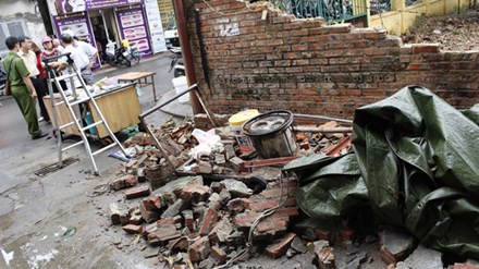 Tin nóng 24H: Mưa lớn quật đổ tường đè chết bé trai 7 tuổi