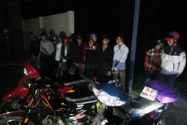Nhóm đối tượng đua xe trái phép bị cơ quan công an bắt giữ.