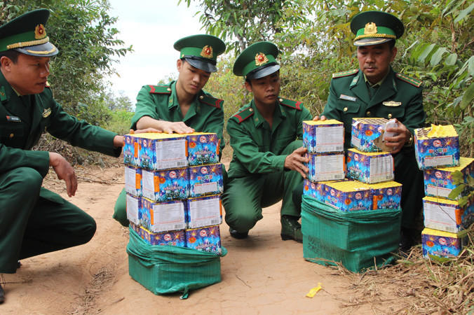 ​Các lực lượng chức năng đang tiến hành kiểm đếm số tang vật. Ảnh: H.H.