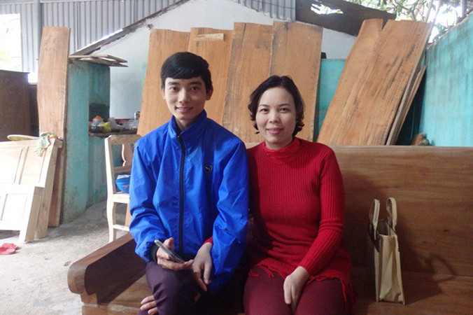 Hai vợ chồng gây sốt trên mạng xã hội mấy ngày qua tay trong tay tràn ngập hạnh phúc.