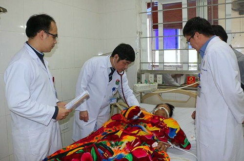 Bác sĩ đặt máy thở cho bệnh nhân Tình. Ảnh: Đ.H.