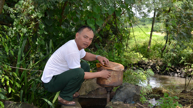 Người dân lợi dụng sức nước để phát điện