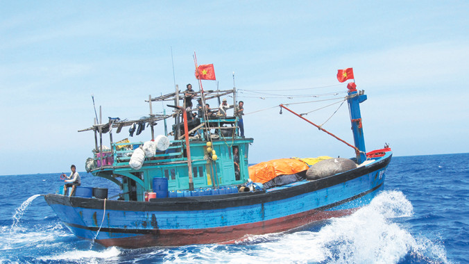 Cờ Tổ quốc tung bay giữa Hoàng Sa. Ảnh: Nam Cường 