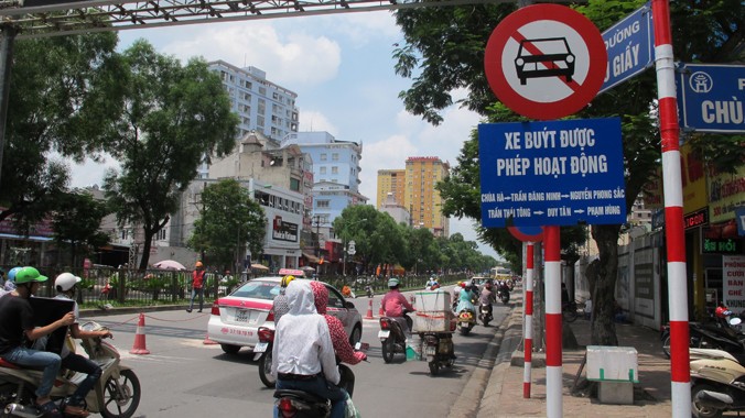 Nhiều ô tô vẫn đi vào đường Xuân Thủy - Cầu Giấy
