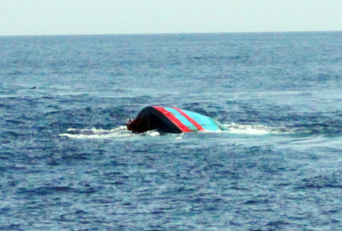 Tàu câu mực bị chìm trên biển. Ảnh minh họa: Internet.