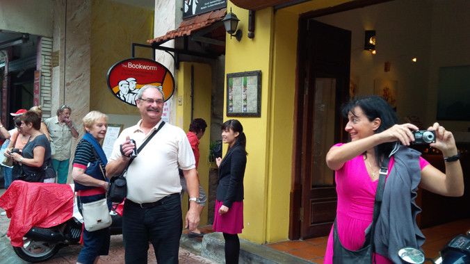 Khách tới học nấu ăn tại Hanoi Cooking Centre. Ảnh: Trung Dũng.