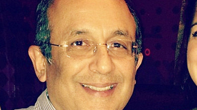 Nha sĩ Desmond D’Mello.