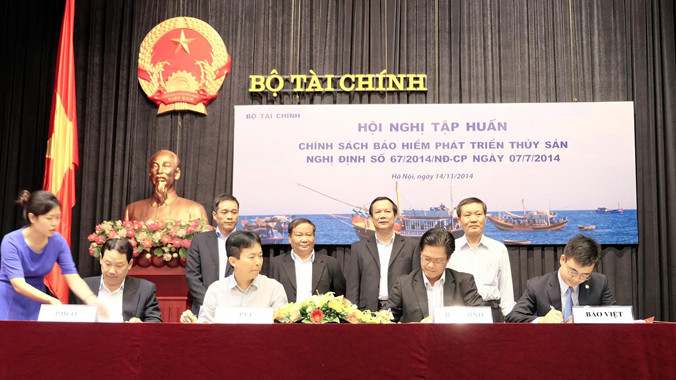 Bốn doanh nghiệp ký kết tham gia bảo hiểm cho ngư dân.