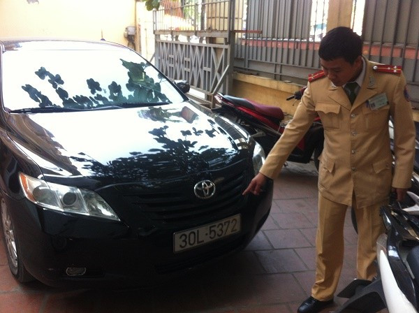 Chiếc xe Camry mang biển số không do cơ quan có thẩm quyền cấp. 