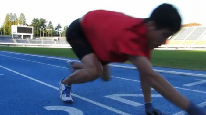 Vận động viên Katsumi Tamakoshi băng về đích.