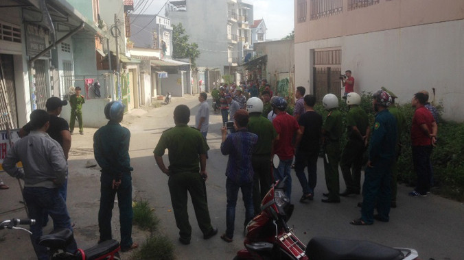 Hiện trường đối tượng Long chém trọng thương một chiến sĩ công an, tử thủ trong nhà dân. Ảnh: Việt Văn.