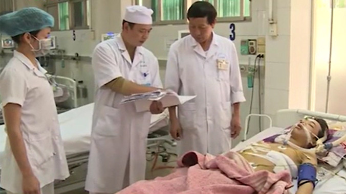 Cứu sống thanh niên bị sắt đâm thủng tim