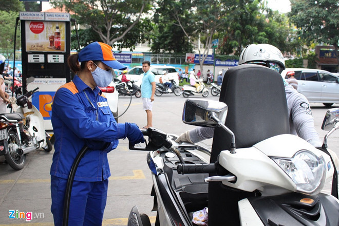 Giá xăng tăng mạnh từ 15h chiều nay. Ảnh: Phúc Minh. 