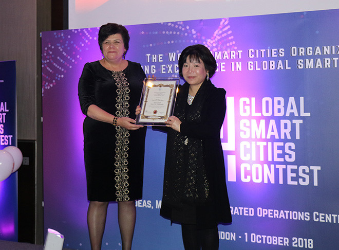 Chị Nguyễn Thị Thanh Nhàn (phải) nhận giải thưởng