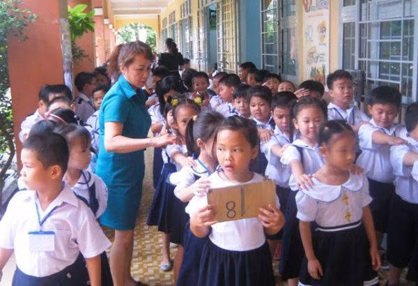 Sĩ số học sinh quá tải đang gây nhiều áp lực cho giáo dục tiểu học TPHCM. 