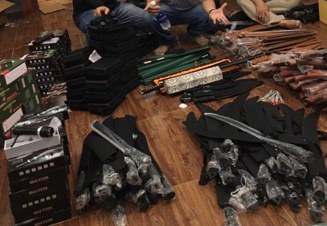 Bắt người bán vũ khí, lần ra cả kho kiếm, súng… ở Thủ Đức