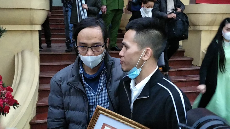 Ông H. ôm lấy người đã cứu con gái mình. Ảnh: Thanh Hà