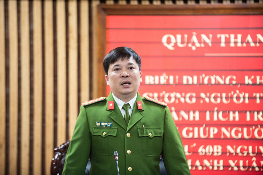 Thượng tá Thành chia sẻ thông tin với báo chí.