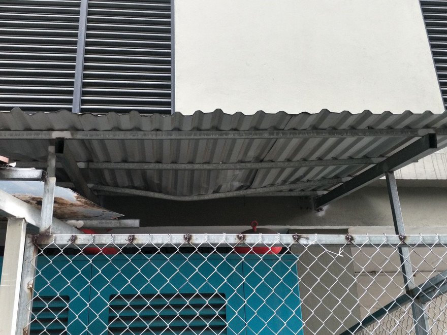 Mái tôn nơi anh Mạnh đỡ cháu bé bị lõm xuống. Ảnh: Thanh Hà