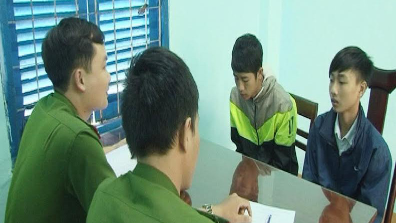 Hai học trò côn đồ tại cơ quan điều tra