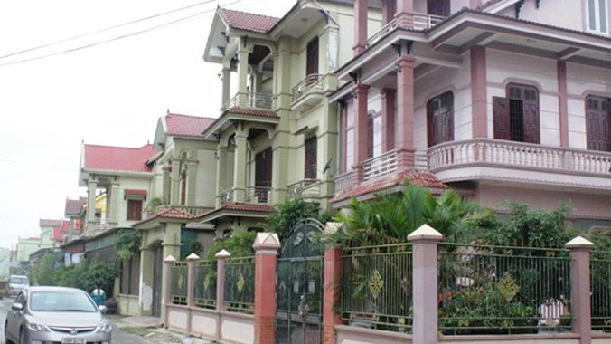 Hai bên đường vào trung tâm xã Diễn Tháp là những dãy nhà biệt thự liền kề nhau.