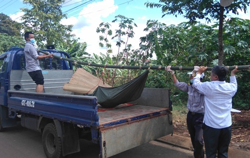 Cơ quan chức năng tiến hành trục vớt thi thể nạn nhân.