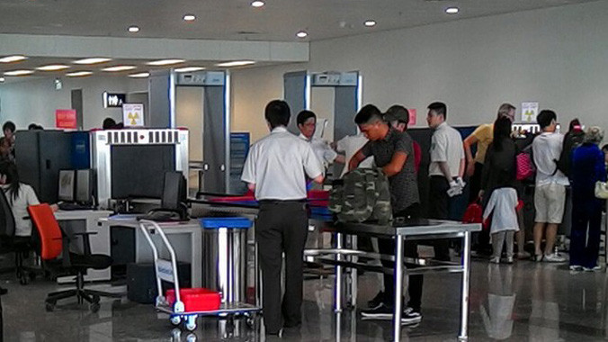 Kiểm tra an ninh tại sân bay.