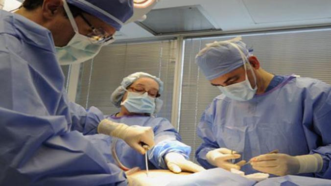 Một ca phẫu thuật thẩm mỹ. Ảnh minh họa: USA TODAY.