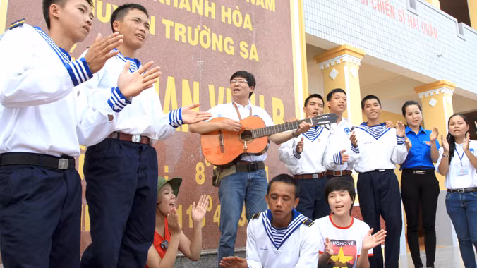Các đại biểu giao lưu văn nghệ với cán bộ chiến sỹ đảo Phan Vinh B ngày 2/6. Ảnh: Xuân Tùng