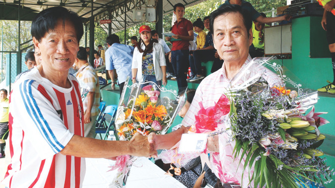 HLV Tam Lang (phải) nhận hoa trong lễ mừng sinh nhật thứ 72 của ông ngày 14/2/2014. ảnh: VSI