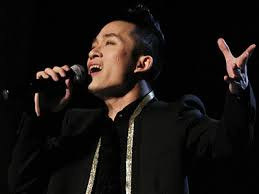 Ca sỹ Tùng Dương thể hiện ca khúc Nơi đảo xa