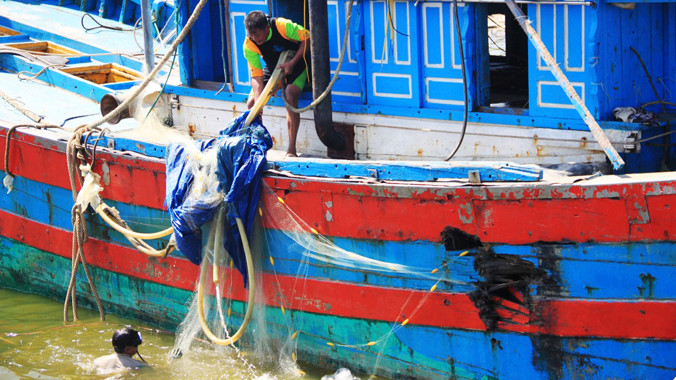 Tàu cá ĐNa 90152TS được trục vớt lên bờ thành công. Ảnh: Nguyễn Huy 