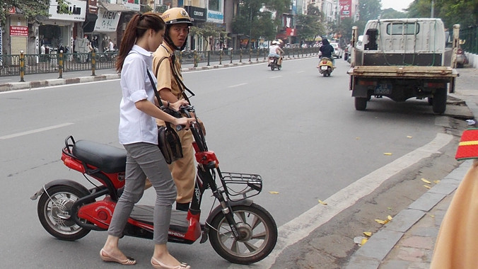 Sau nhắc nhở, nếu xe máy điện lưu thông trên đường không có biển số sẽ bị xử phạt. Ảnh: Anh Trọng