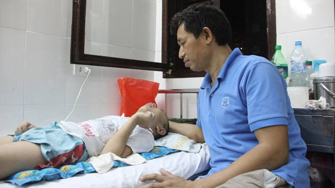 Thiếu tá Phạm Văn Hướng bên con trai