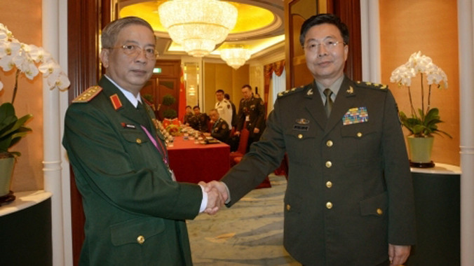 Thứ trưởng Bộ Quốc phòng Nguyễn Chí Vịnh gặp gỡ Phó Tổng tham mưu trưởng Quân Giải phóng Nhân dân Trung Quốc Vương Quán Trung bên lề Đối thoại Shangri-La 2014. Ảnh: SCMP