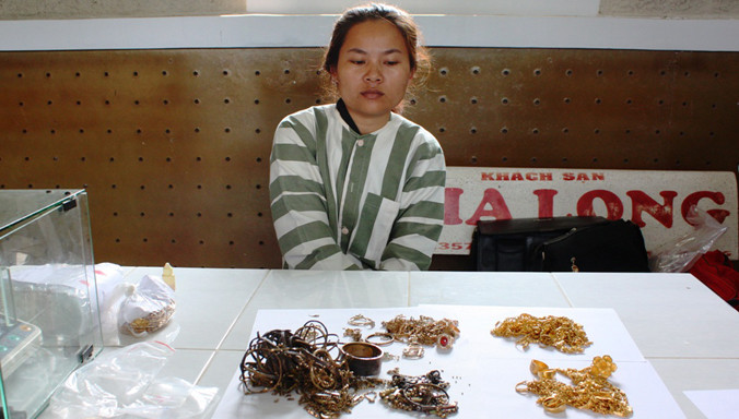 Đối tượng Long So Phom và tang vật.