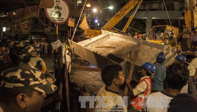 Nhân viên cứu hộ nỗ lực tìm kiếm nạn nhân vụ sập cầu ở Kolkata. Ảnh: THX/TTXVN.
