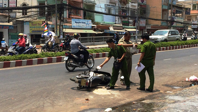 Hiện trường vụ tạt axít. Ảnh: Việt Văn.