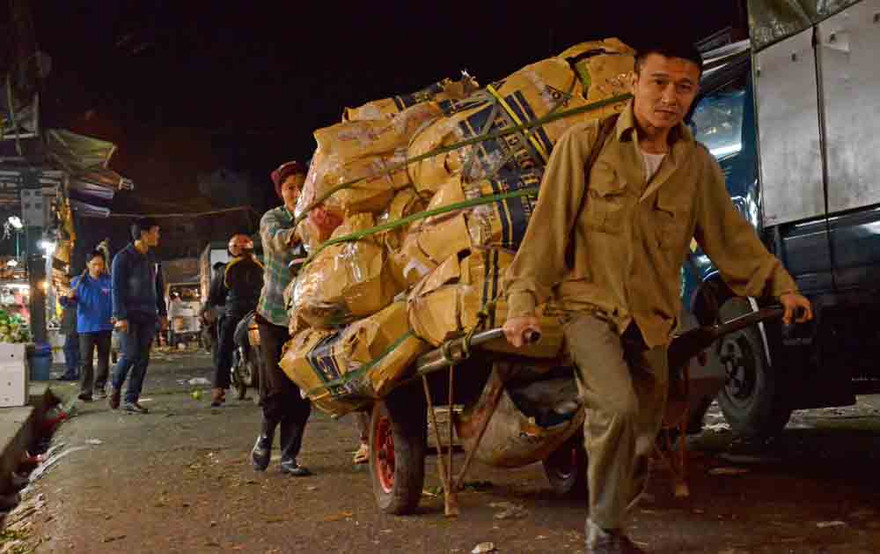 Những xe hàng nặng được kéo từ trong chợ ra ngoài. Ảnh: Thanh Hà.