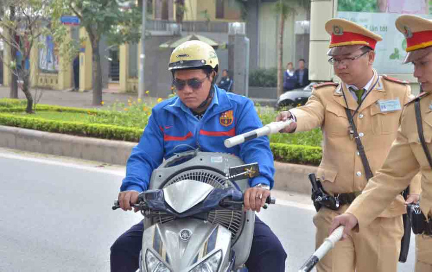 Lực lượng CSGT kiểm tra nồng độ cồn các phương tiện tham gia giao thông.