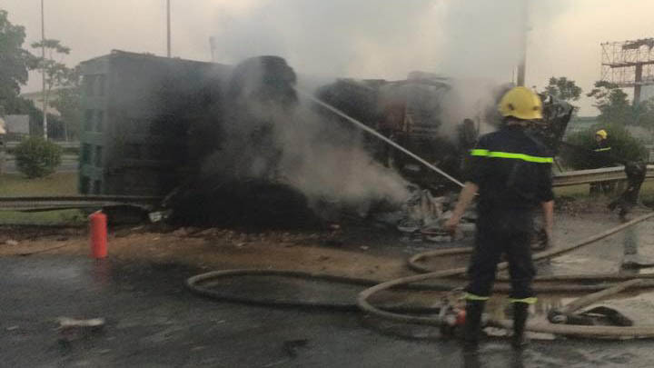 Lực lượng PCCC đang cố gắng dập lửa. Ảnh bạn đọc Quốc Huy cung cấp.